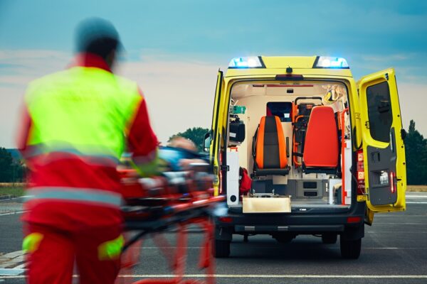 Fotografi av ambulanse-personell beveger seg i retning ambulanse