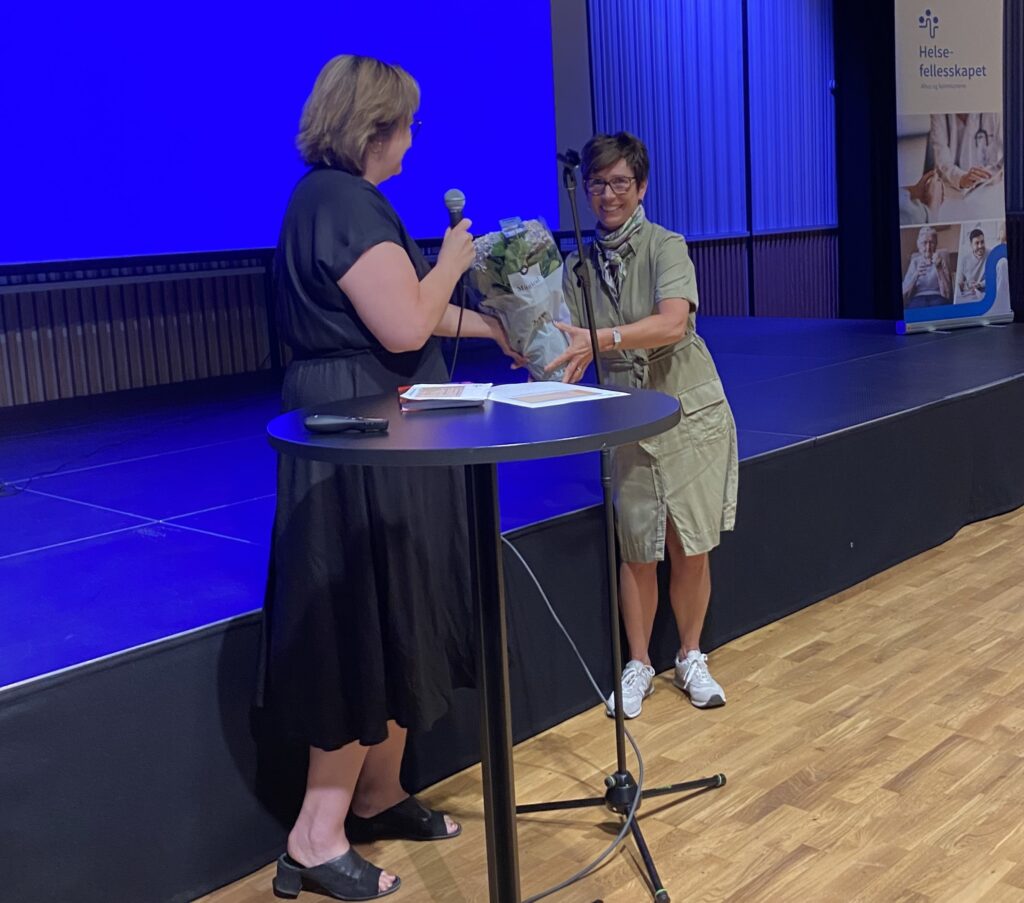 Bente Heggedal Gerner mottar blomster fra kommunalsjef Kjersti Vevstad