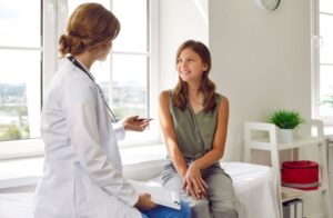 Happy teenage girl talking with doctor Foto: Shutterstock