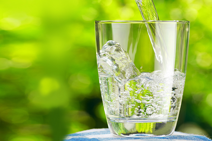Bilde av ett vannglass som fylles med vann Foto: Shutterstock