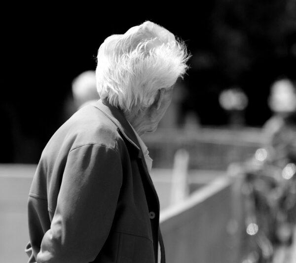 Fotografi av eldre person med ryggen til, svart hvitt