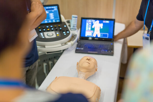 Fotografi av læringssituasjon på simulerings-senter, sykehus