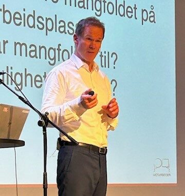 Halvor Haukerud presenterer på dialogkonferansen