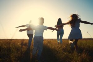 Barn løper lykkelig rundt sammen Foto: Shutterstock