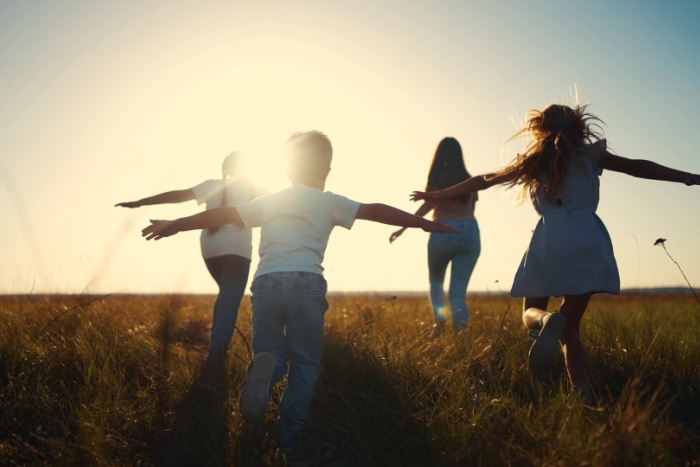 Barn løper lykkelig rundt sammen Foto: Shutterstock