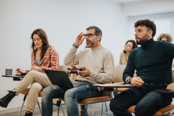 Fotografi av gruppe mennesker i studie-situasjon