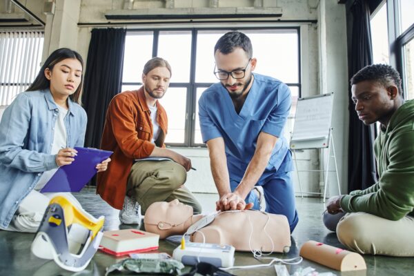 Fotografi av medisin-studenter i simulerings-situasjon